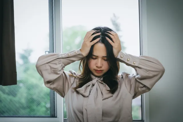 仕事の事で頭を悩ませる女性